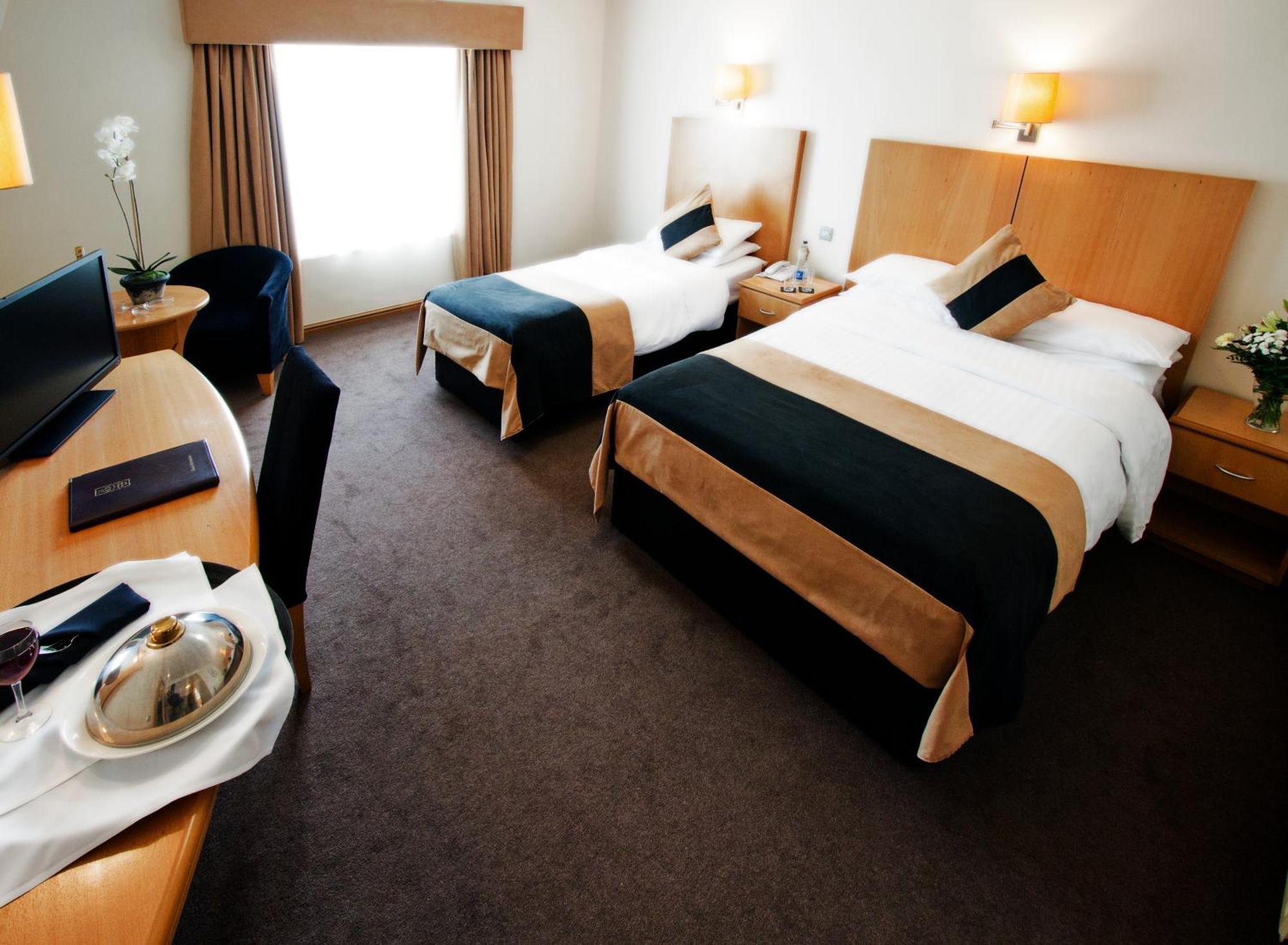 La Mon Hotel & Country Club Castlereagh ภายนอก รูปภาพ